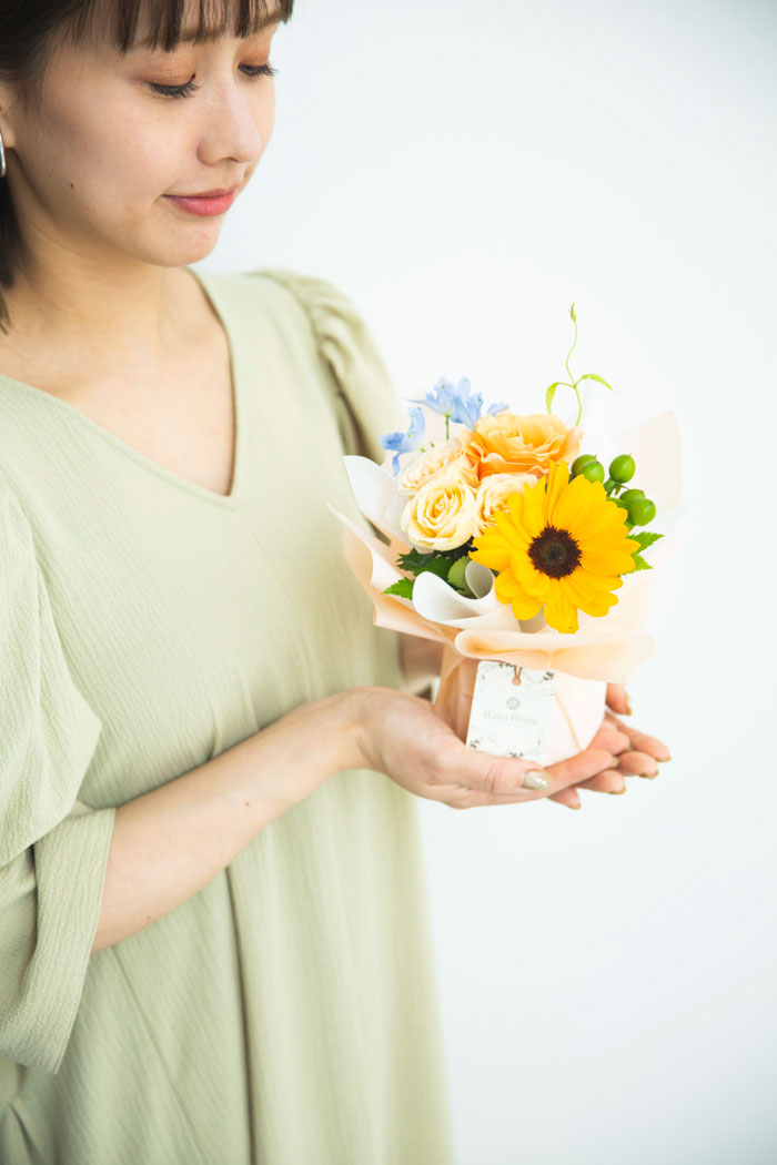 季節のそのまま飾れる花束 #1684 size:60 YELの写真2枚目