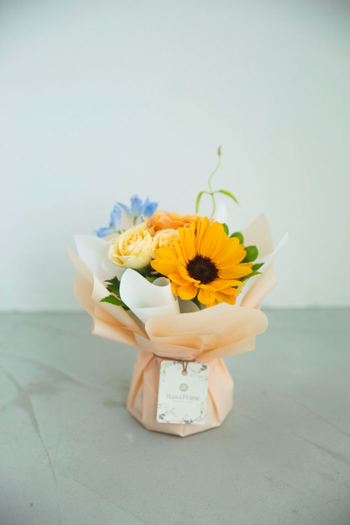 季節のそのまま飾れる花束 #1684 size:60 YELの写真3枚目