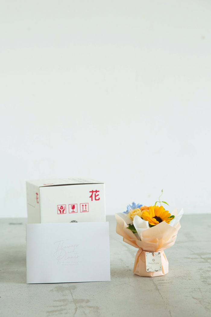 季節のそのまま飾れる花束 #1684 size:60 YELの写真5枚目