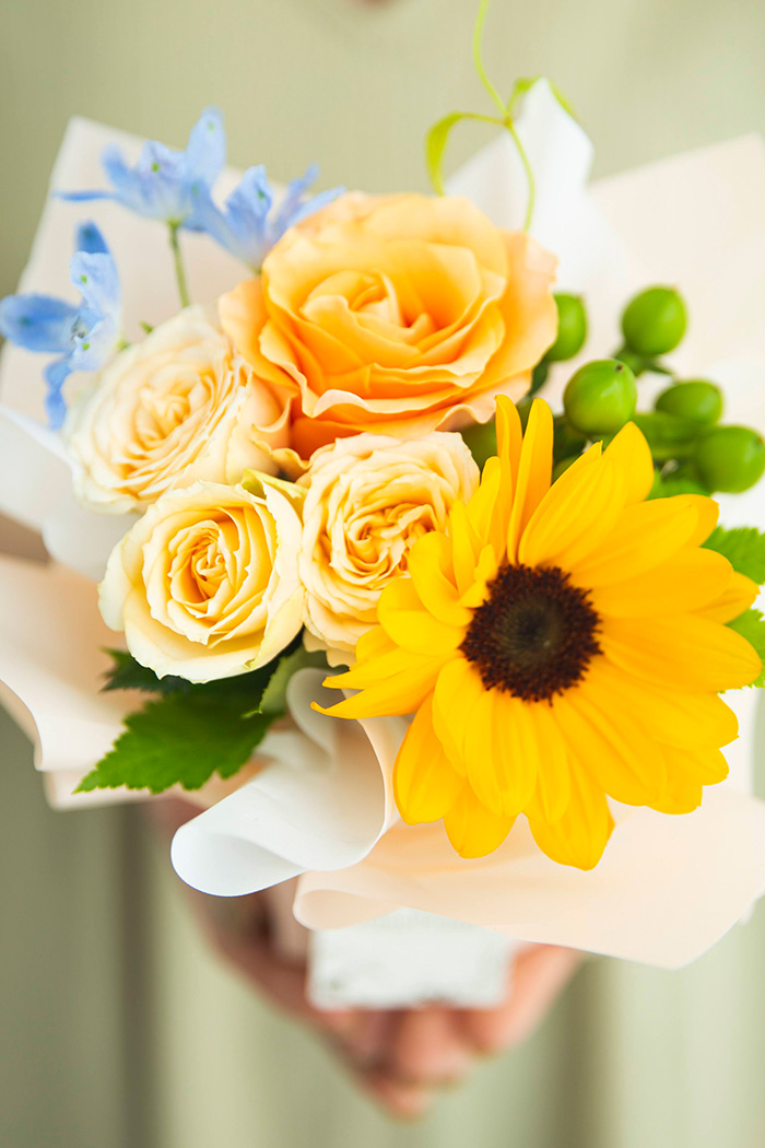 季節のそのまま飾れる花束 #1684 size:60 YEL