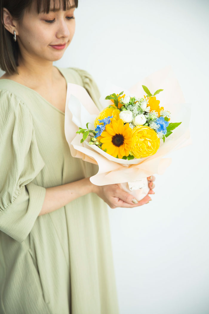 季節のそのまま飾れる花束 #1685 size:80 YELの写真3枚目