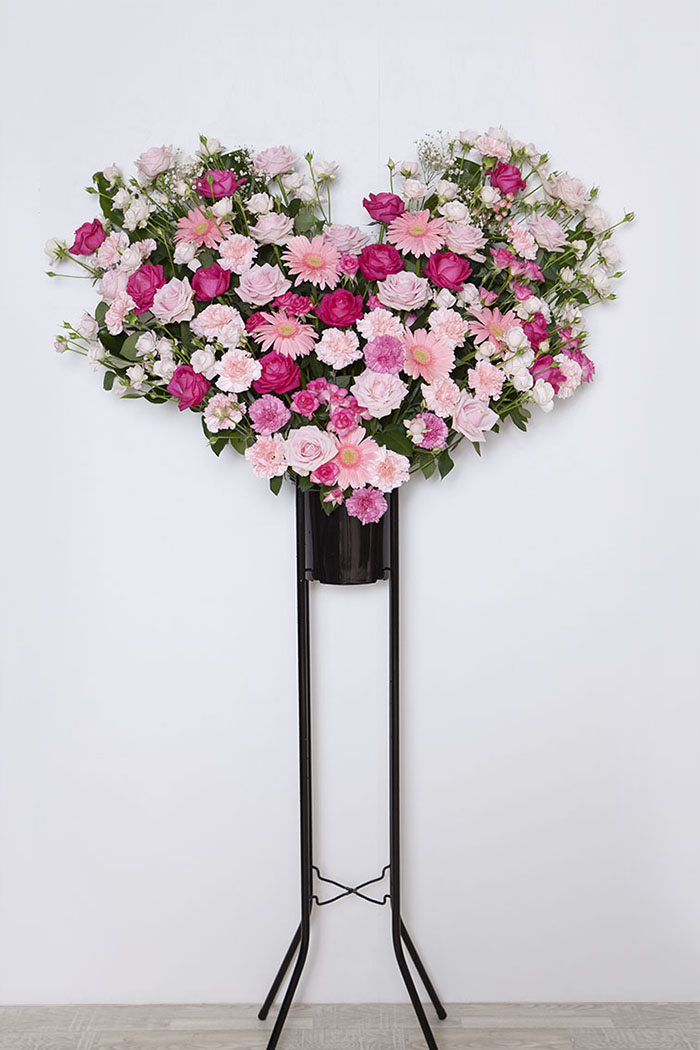 ハート型のスタンド花 1段 ピンク 449 公式 Hanaprime 花と植物のギフト通販