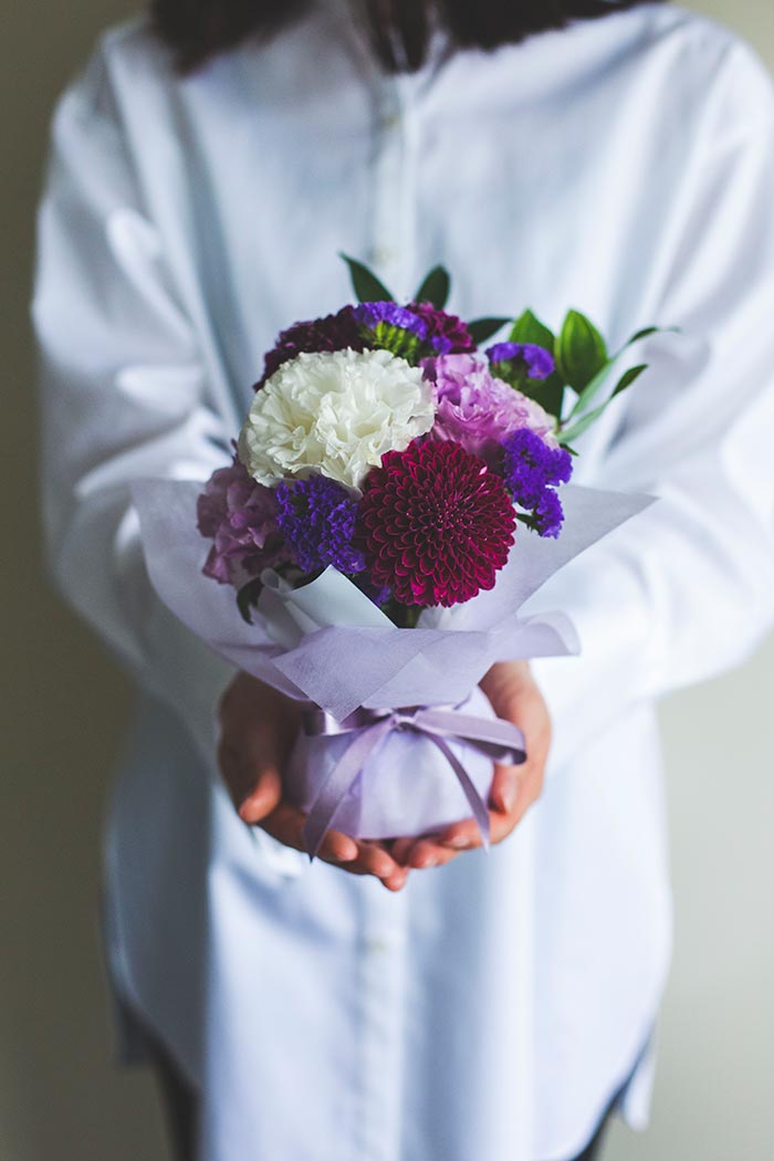 そのまま飾れる花束 お供え花 お悔みの献花 719 Size 60 公式 Hanaprime 花と植物のギフト通販