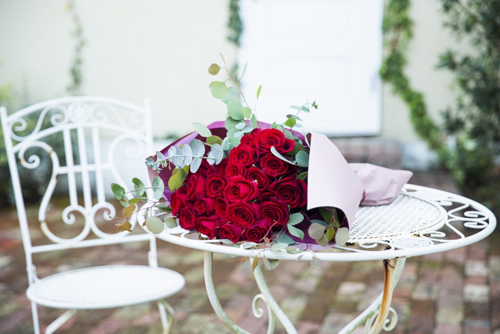 プロポーズに贈るバラや花束を購入する方法3選