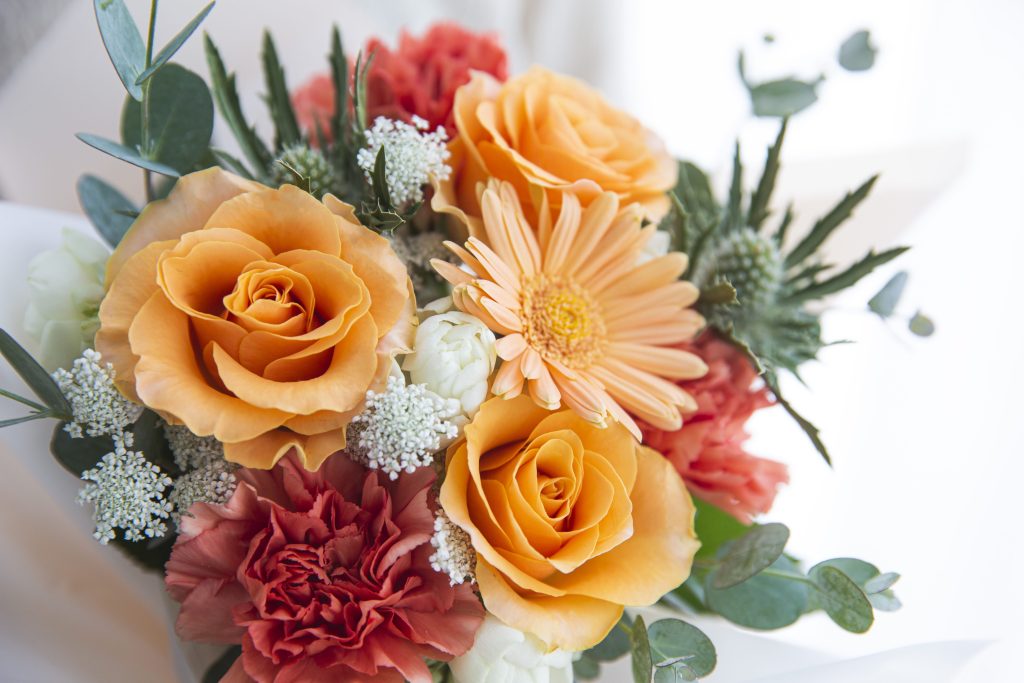 結婚記念日に贈るお花や花束の相場はいくら？