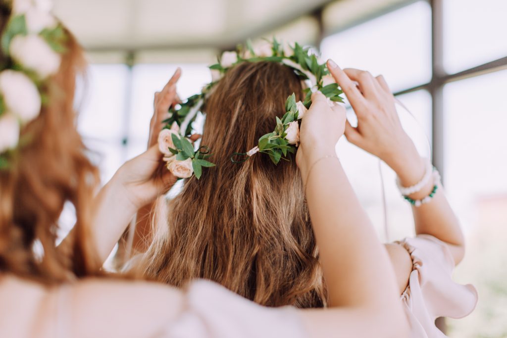 結婚式でお花のティアラが一番似合うのはどのスタイル？