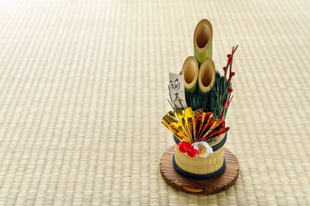 正月飾りの定番！門松（松飾り）としめ縄の意味と違いを解説