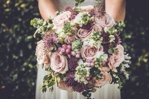 花束はどうする 結婚式で両親に贈る花の選び方と相場を解説 Hanaprimeマガジン